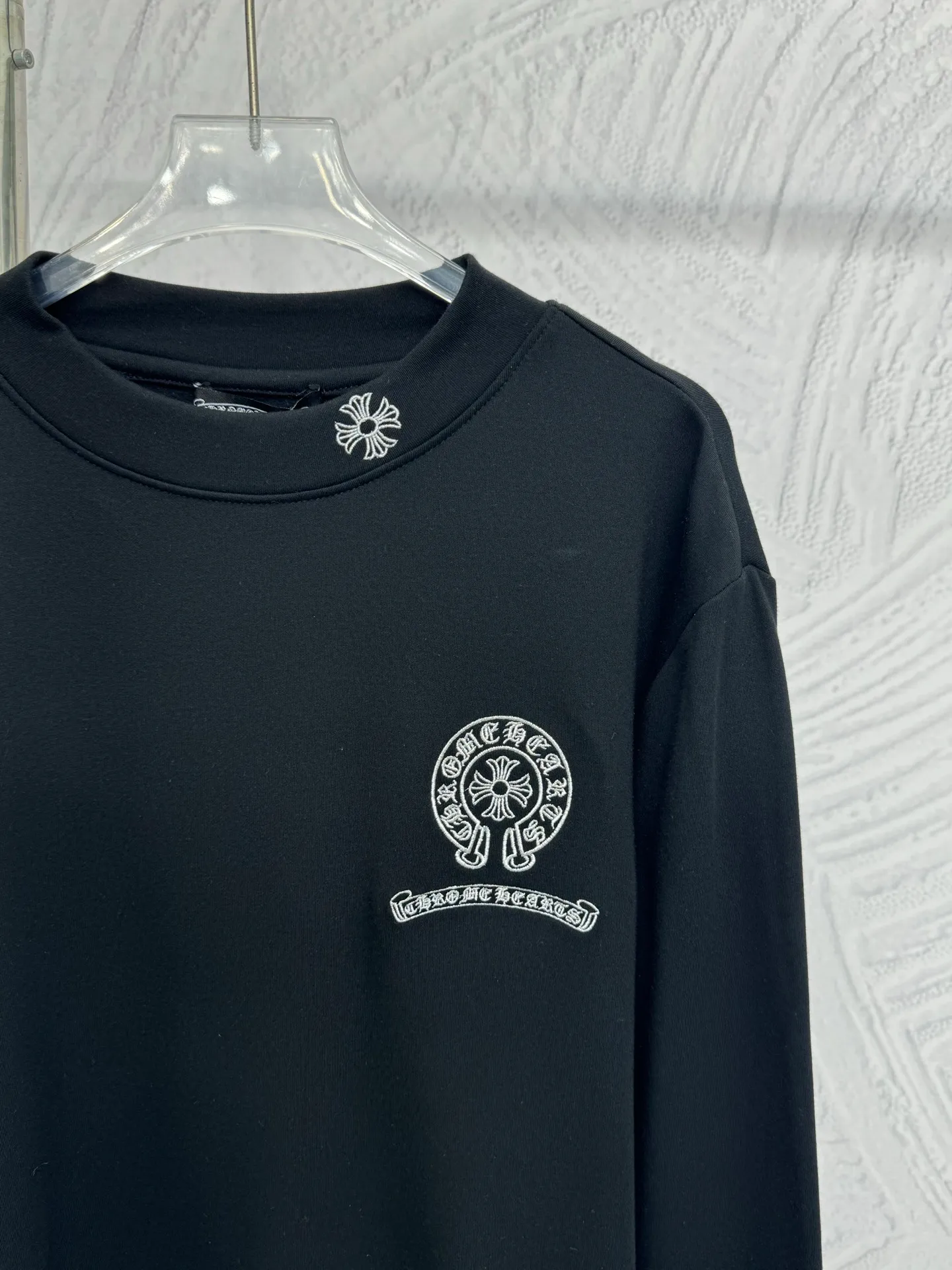 P310 Chrome Hearts high-neck velvet long-sleeved bottoming shirt. The fabric is soft. Made of imported high-density double-sided stretch cotton fabric. Same style for men and women. Full details. Original pattern. Size: S M L XL 2XL. Color: black white.